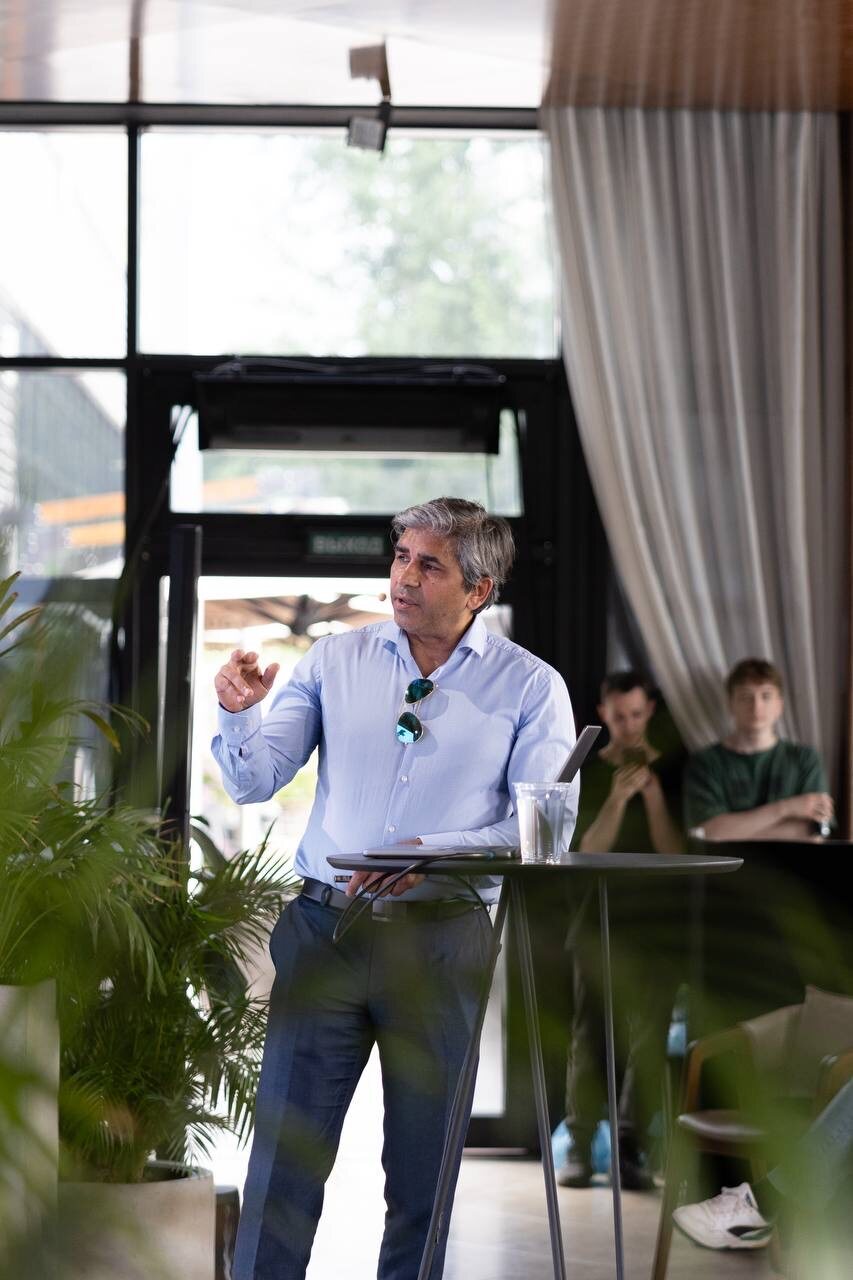 Making a point to the seated audience, the deck left alone on the lectern.